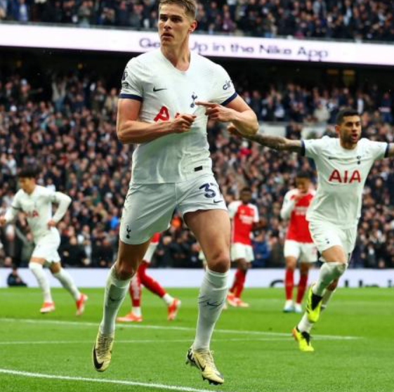 热刺拟续约范德芬：认可中卫组合，延长合同并大幅加薪