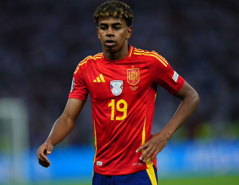 巴萨赛场风波：亚马尔离场情绪背后的深度剖析