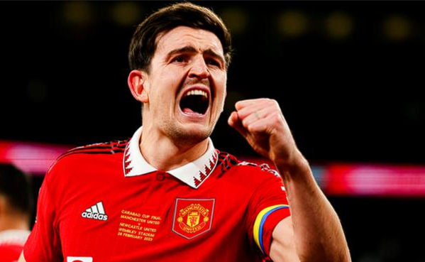 马奎尔转会动态与赛场表现：坚守曼联背后的多重因素